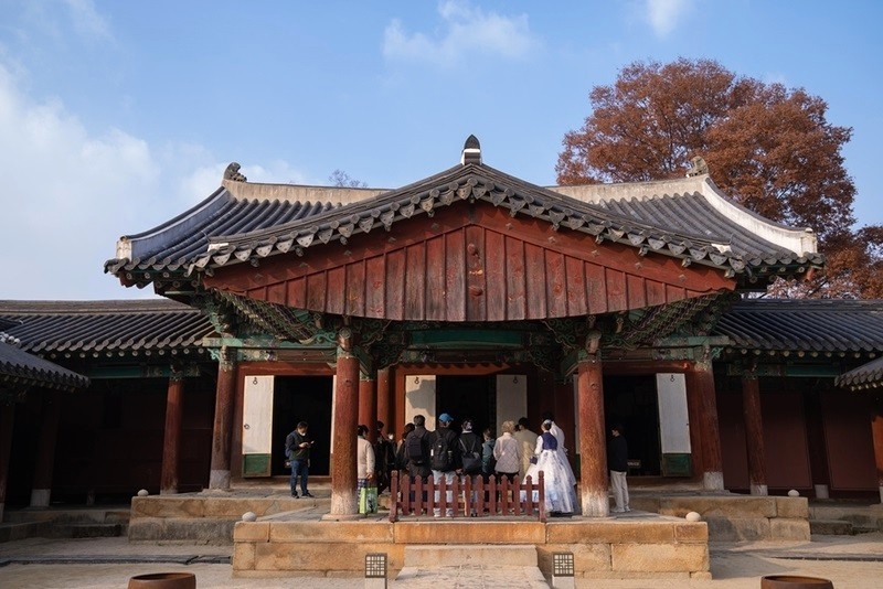 Đền Gyeonggijeon, nơi lưu giữ chân dung vua Thái Tổ Joseon, là điểm đến nổi tiếng gần làng Hanok.