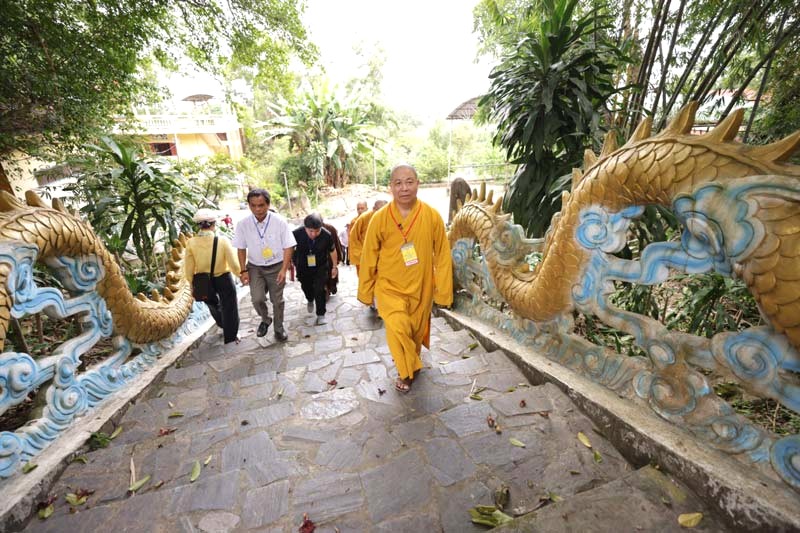 Chùa Bửu Phong: Bậc đá dẫn lối lên cao.