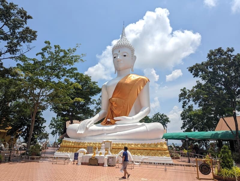 Wat Putthawat: Không gian tâm linh huyền bí, kiến trúc truyền thống Thái Lan rực rỡ. (Ảnh: Philippe Meunier)