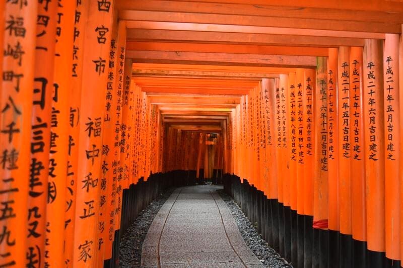 Đền Fushimi Inari Taisha yên bình ở Kyoto.