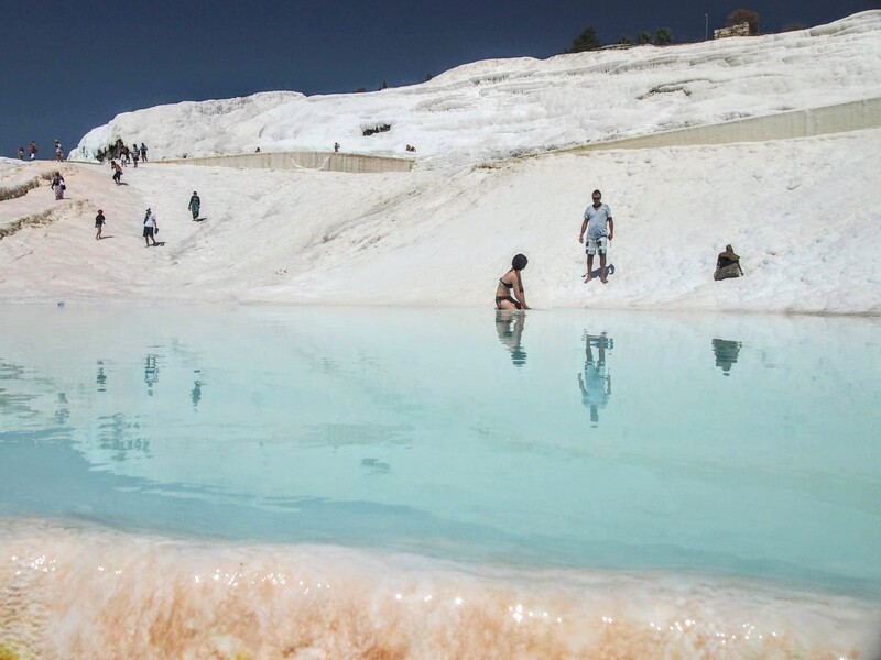 Pamukkale: Hồ nước nóng hùng vĩ (Ảnh: whatsdavedoing)