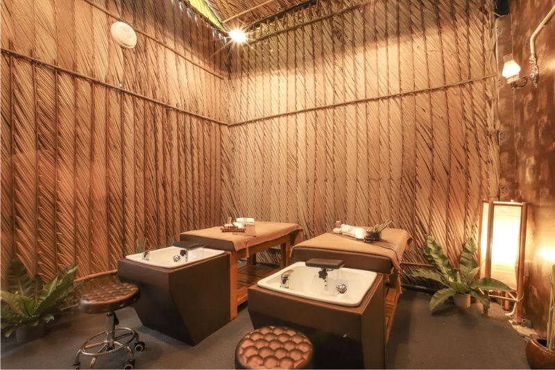 Phòng spa riêng tư với vách lá, mang đến trải nghiệm thư giãn tối ưu. 🌿