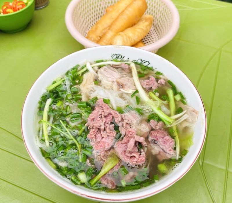 Nước dùng phở trong, đậm đà.