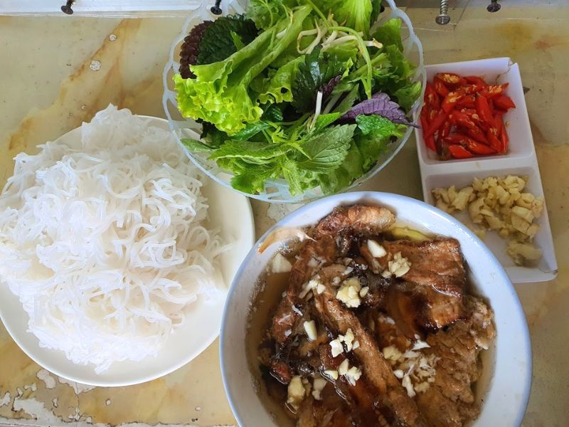 Nước chấm thanh ngọt, hòa quyện với bún và chả, tạo nên hương vị khó cưỡng. (Ảnh: little phuc)