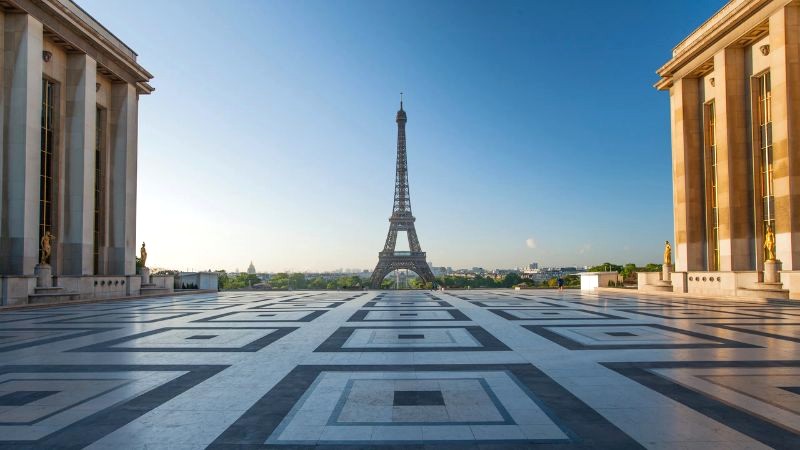 Quảng trường Trocadero - điểm ngắm nhìn lý tưởng Tháp Eiffel, nhất là lúc bình minh, hoàng hôn hoặc khi tháp lung linh ánh đèn. (Ảnh: Cntraveler)