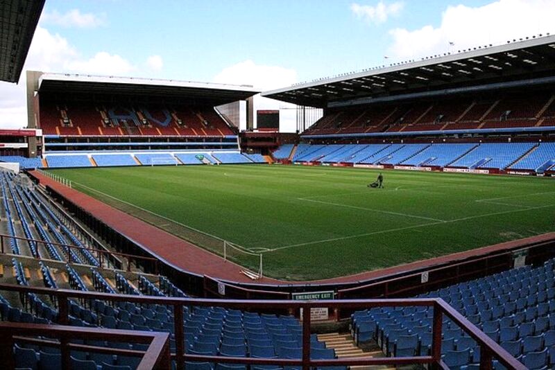 Holte End, trái tim sôi động của Villa Park, nổi tiếng với thiết kế hùng vĩ và sự cuồng nhiệt của người hâm mộ. (127 ký tự)