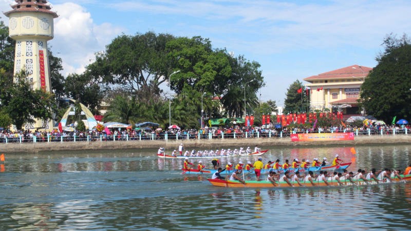 Sau hành trình dài, Sông Cà Ty chào đón bạn bằng khung cảnh thiên nhiên thơ mộng. (Ảnh: Báo Thanh Niên)