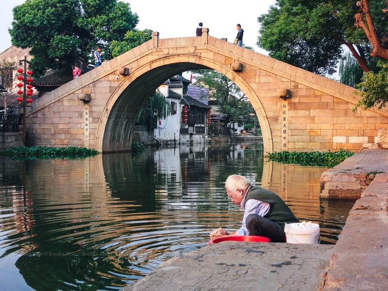 Tây Đường cổ trấn: 104 cây cầu cong cong bắc ngang sông, đẹp như tranh vẽ. (Ảnh: roamscapes)