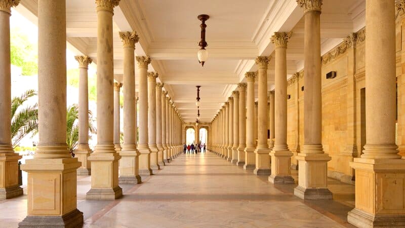 Mill Colonnade, trung tâm spa Karlovy Vary, bên Tả ngạn sông Teplá. (Ảnh: expedia)