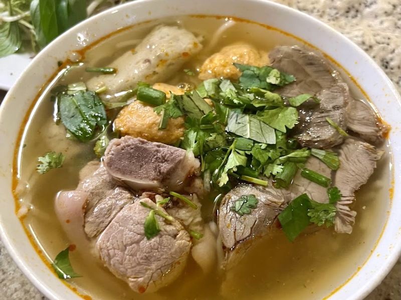 Bún bò Nam Giao đầy ụ topping. (Ảnh: Nghĩa Võ)