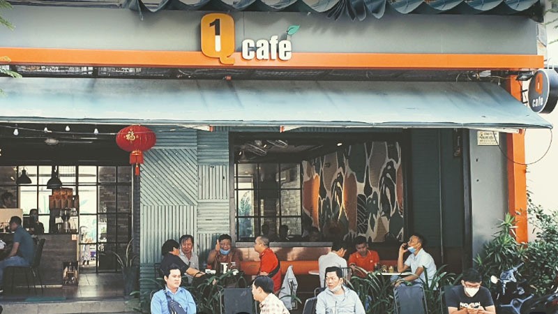 Q Cafe - điểm hẹn lý tưởng cho fan bóng đá quận 4, hòa mình vào không khí sôi động của trận đấu! (Ảnh: Bách Hóa Xanh)