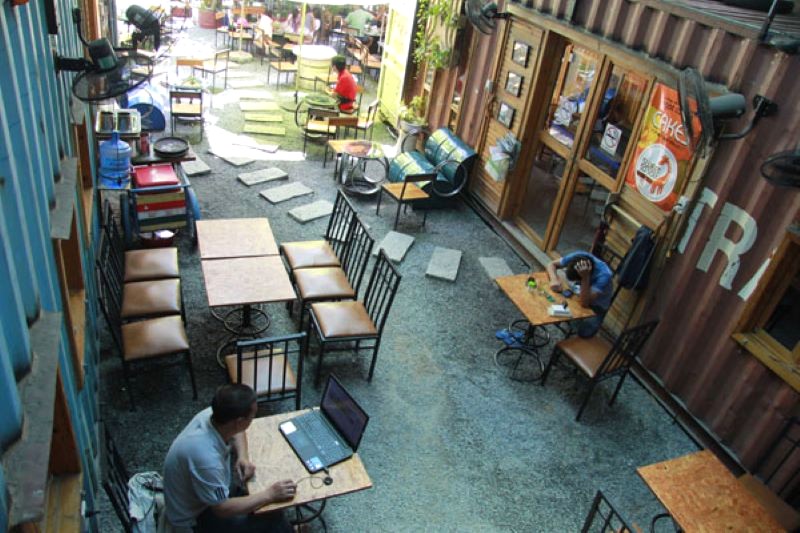 Container Cafe độc đáo với thiết kế ấn tượng từ những container tái chế. (Ảnh: Bachhoaxanh)