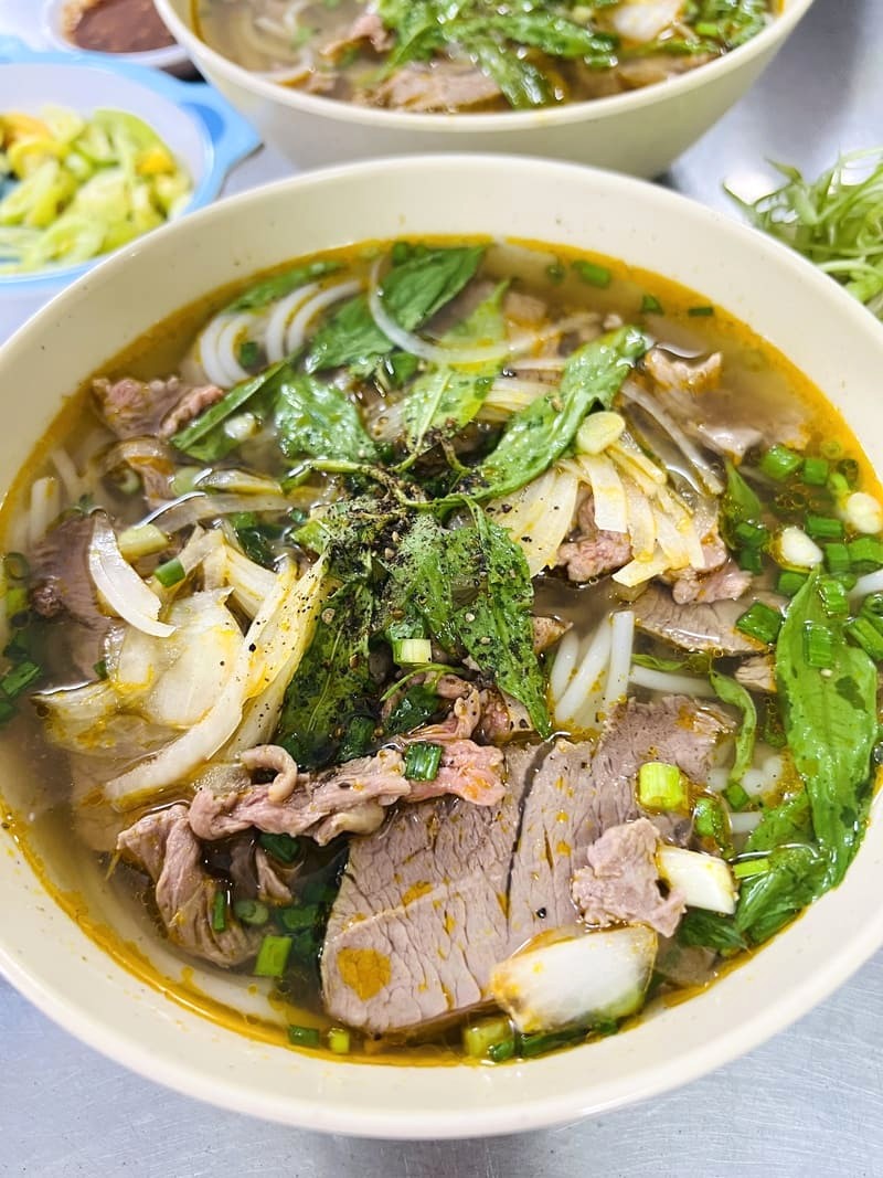 Bún bò Hương Thanh hấp dẫn, giá cả phải chăng, được nhiều người yêu thích. (Ảnh: Hoài Thương Nguyễn Thị)