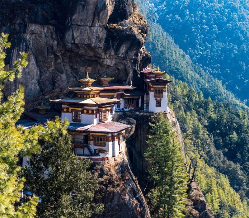 Tu viện Paro Taktsang, kiệt tác của con người, đẹp như một tác phẩm điêu khắc của tạo hóa. (Ảnh: Rove.me)