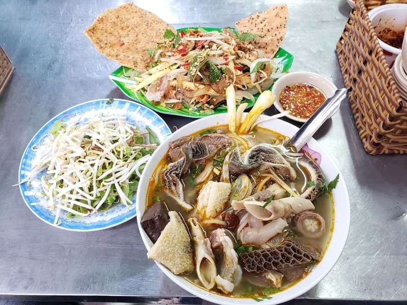 Bún bò Gân Xí Quách trên đường Lý Thường Kiệt, quận Gò Vấp luôn thu hút thực khách (Ảnh: Tư Duy Võ Đại).