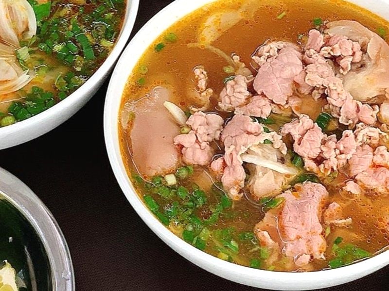 Nước dùng bún bò Vỹ Dạ Xưa thơm ngon, ngọt thịt. (Ảnh: Shopee Food)