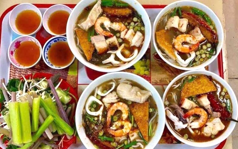 Bún mắm 6 Kèn: Hải sản tươi, nước dùng đậm đà.