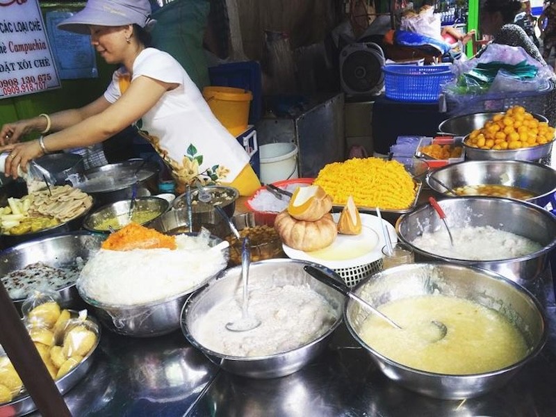 Nằm sâu trong chợ Lê Hồng Phong, quán Cô Huôi là một trong những hàng chè Campuchia lâu đời nhất Sài Gòn. (Ảnh: bazantravel)