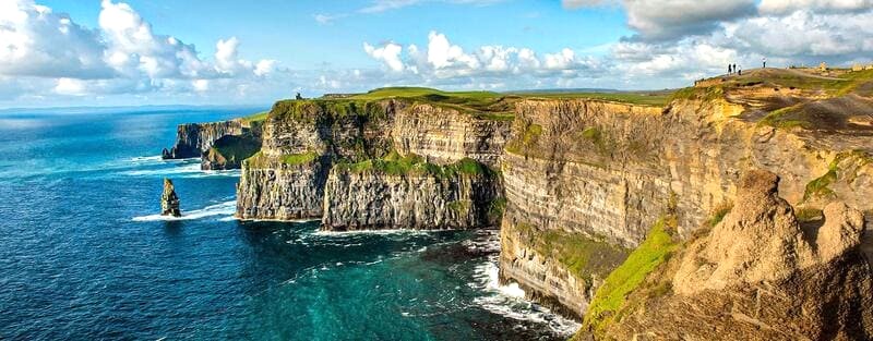 Vách đá Moher hùng vĩ là phông nền hoàn hảo cho những bức ảnh check-in ấn tượng. (Ảnh: paddywagontours)