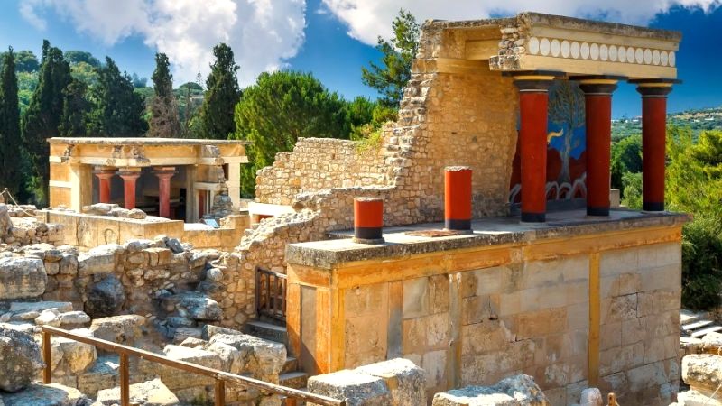 Nền văn hóa Minoan được tái hiện qua các bức tranh, lu, hũ lớn trong cung điện Knossos. (Ảnh: Greeking)