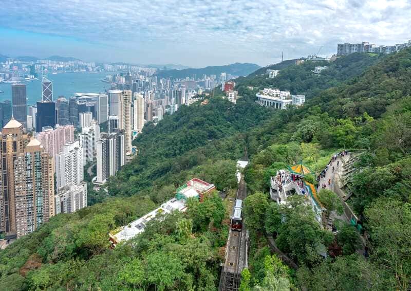 Peak Tram: Chuyến tàu điện an toàn, trải nghiệm độc đáo. (Ảnh: Ajollamom)