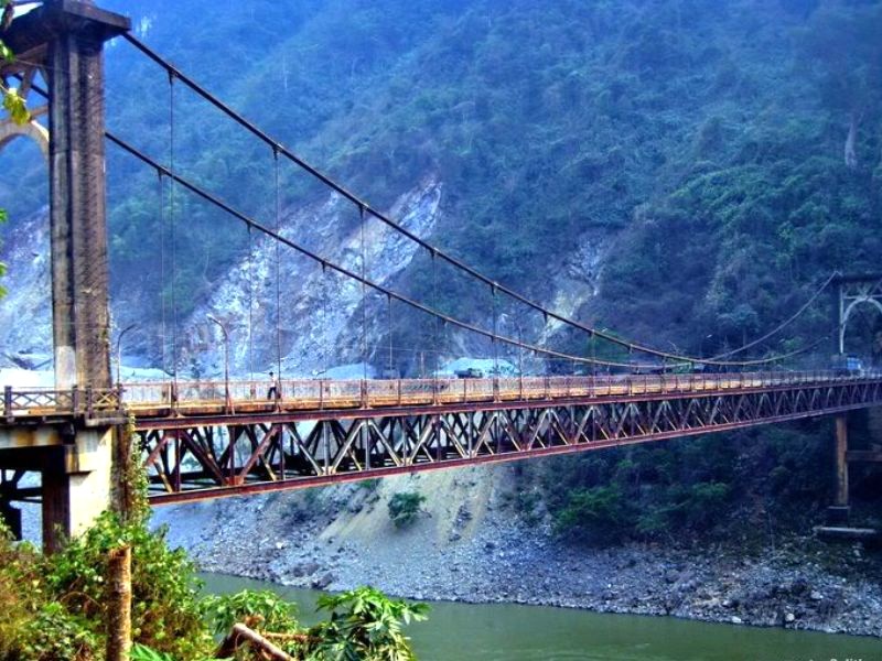 Cầu Hang Tôm uốn lượn trên thung lũng xanh, điểm tô nét đẹp hùng vĩ cho cảnh quan thiên nhiên.  (148 kí tự)