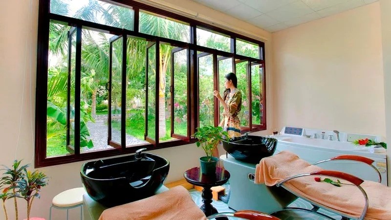 Không gian spa thư giãn với âm nhạc du dương, hương thơm dễ chịu và liệu pháp massage chuyên nghiệp. (Ảnh: Ivivu)