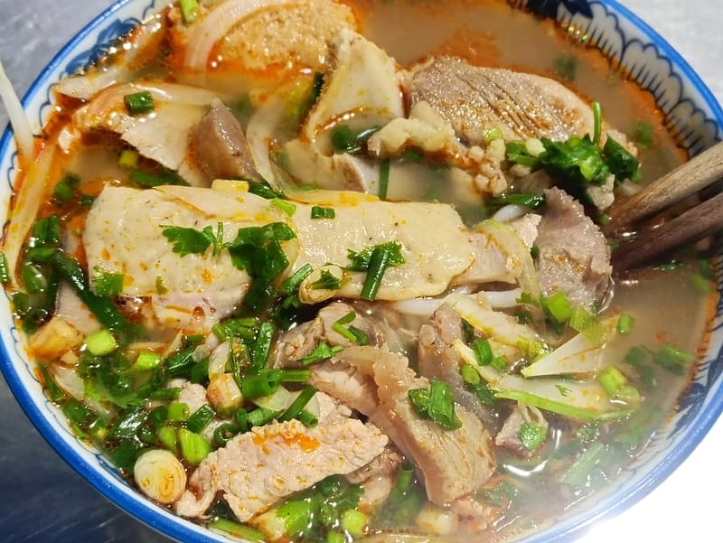 Bún bò Gốc Huế 33 (Tân Phú) thu hút thực khách bởi hương vị hấp dẫn, nhận được nhiều lời khen ngợi.