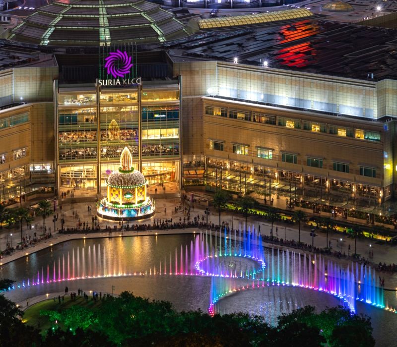 KLCC tỏa sáng rực rỡ vào ban đêm.  (60 ký tự)