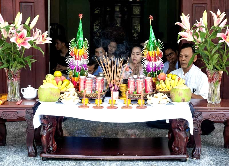 Mỗi nhà chuẩn bị mâm lễ cúng gia tiên. (Ảnh: baodantoc)