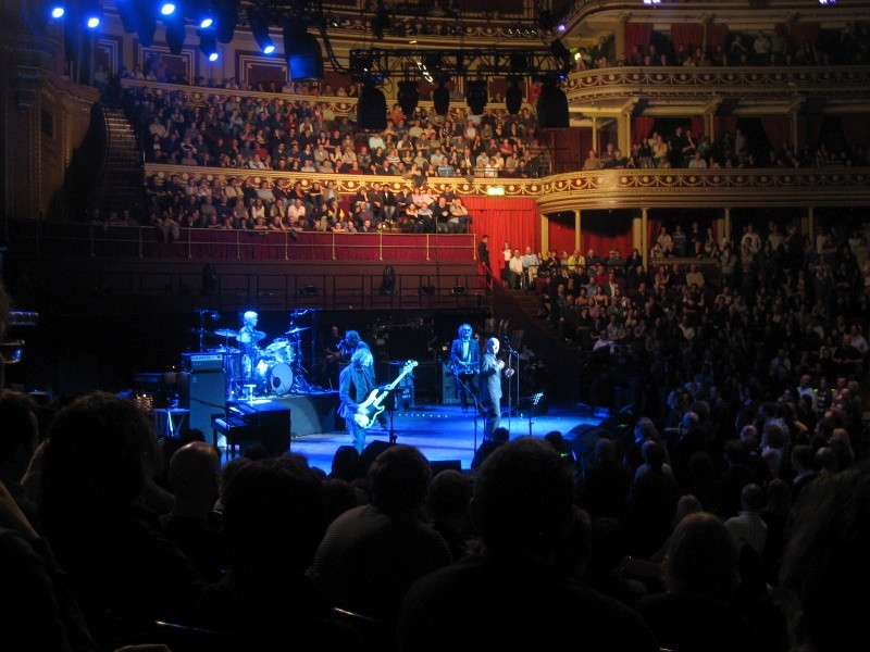 Tham quan Royal Albert Hall, bạn sẽ chìm đắm trong kiến trúc và nghệ thuật độc đáo. (105 ký tự)