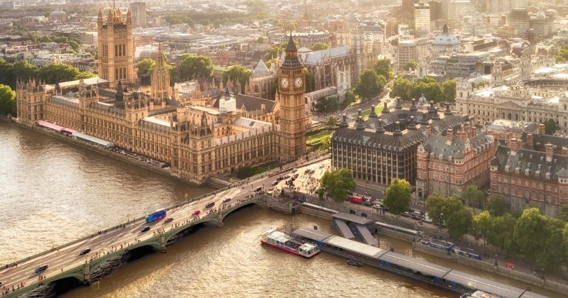 Cung điện Westminster, ngay cạnh tháp đồng hồ Big Ben.