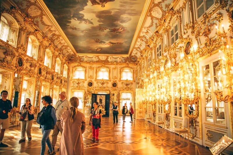 Cung điện mùa hè Peterhof rực rỡ với nội thất hoàng gia, trắng vàng lộng lẫy. (Ảnh: have-clothes-will-travel)