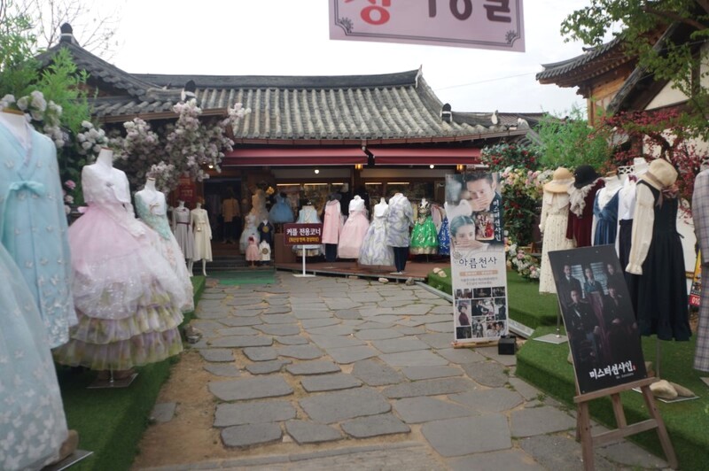 Quanh làng Hanok Jeonju, nhiều cửa hàng cho thuê hanbok. (Ảnh: jeonjucity)