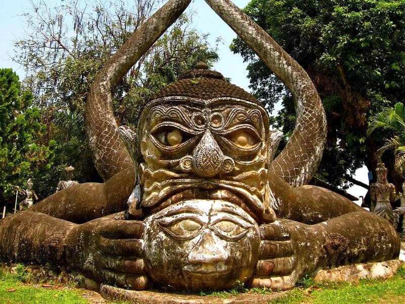 Lắng lòng tại Buddha Park, Lào.