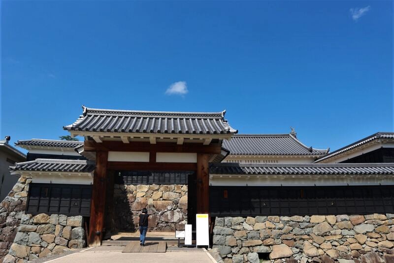 Kuromon dạo chơi vườn Honmaru (Ảnh: visitmatsumoto)