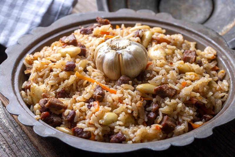 Plov, còn gọi là pilaf hay palov, là món cơm truyền thống với thịt cừu, hành tây và cà rốt. (Ảnh: © 2021 Esin Deniz/Shutterstock)