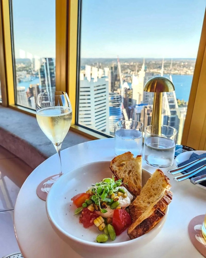 360 Bar & Dining tại Sydney Tower Eye thu hút đông đảo du khách với tầm nhìn ngoạn mục. (Ảnh: Destinationless Travel)