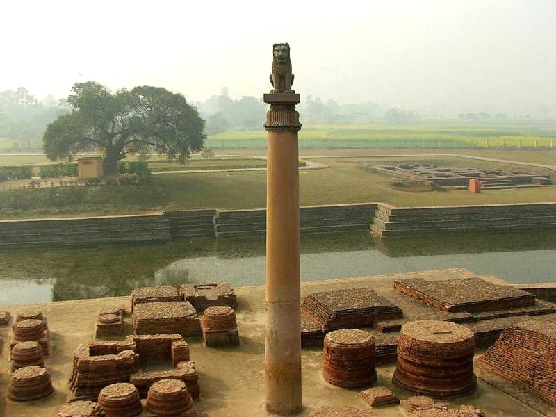 Nổi bật giữa những công trình đồ sộ, Đài Ashoka toát lên vẻ uy nghiêm và cổ kính. (Ảnh: Holidify)