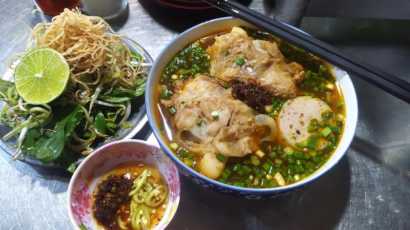 Bún bò Huế cô Hà (quận 3) - hương vị đậm đà, hợp khẩu vị người miền Nam.