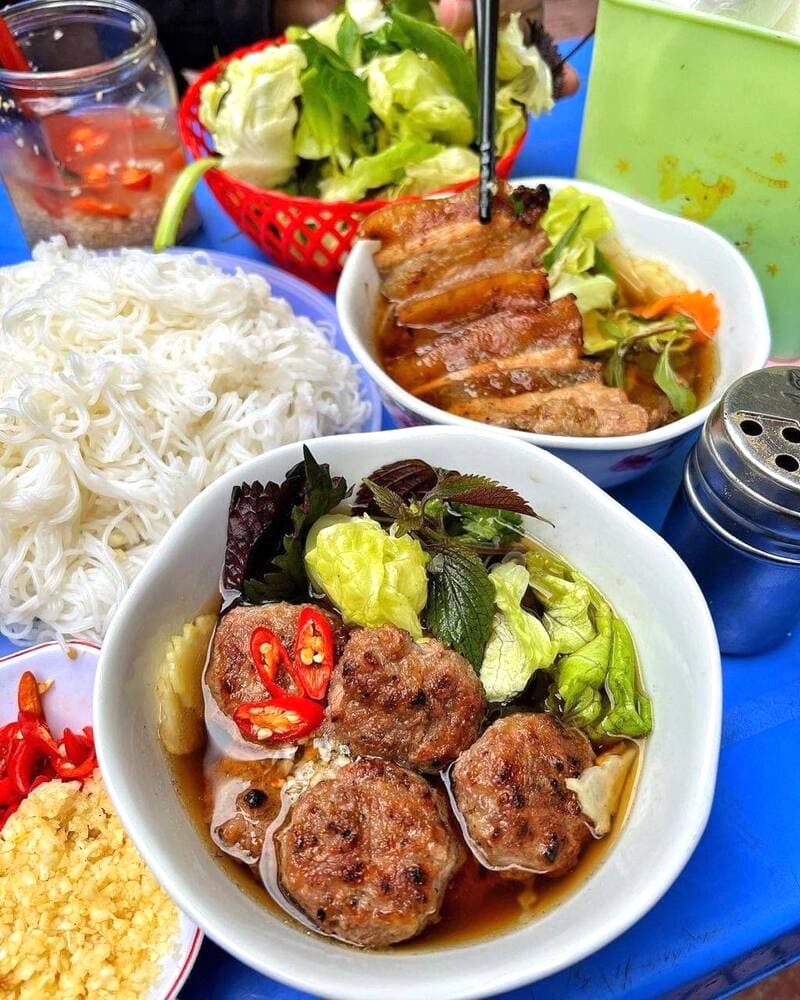 Bún chả Cô Hiên: giá mềm, trình bày đẹp mắt (Ảnh: Sài Gòn Ăn Uống).