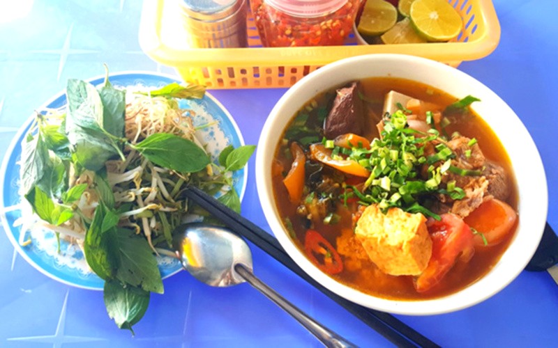 Bún riêu Chị Gái ngon ngọt, nước dùng hầm xương. (Ảnh: Foody)