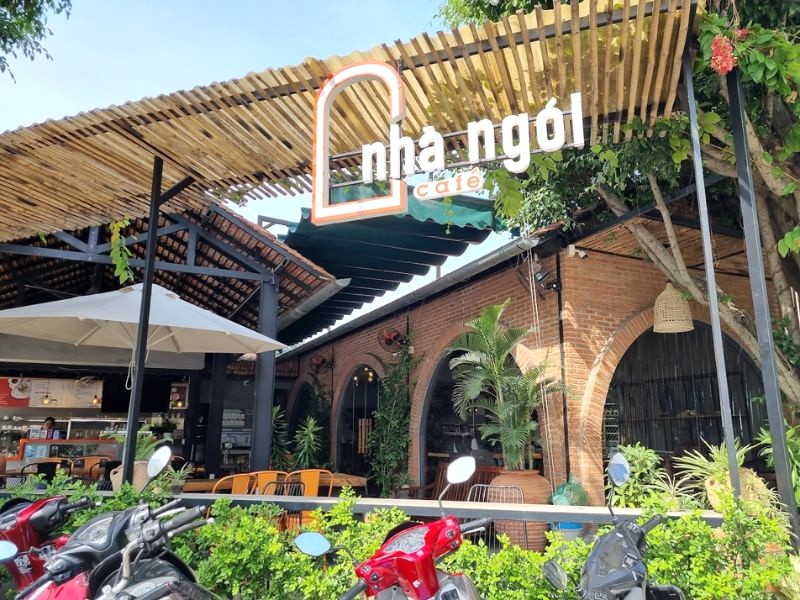 Nhà Ngói Café ấn tượng với kiến trúc nhà ngói rộng rãi, phục vụ khách trong nhà và ngoài trời. (Ảnh: Bơ và Bắp Má)