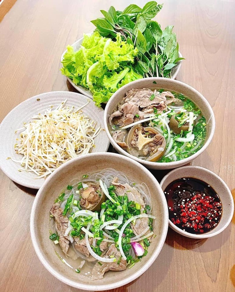 Hủ tiếu Hải Mập: Nước dùng đậm đà. 🍜