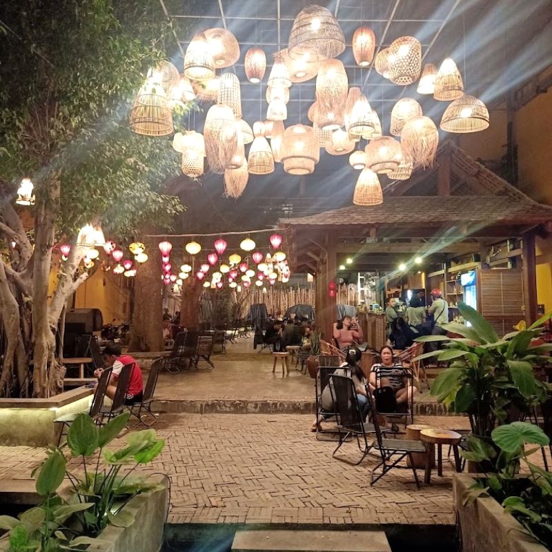 Tụ họp bạn bè, tán gẫu, xem bóng đá tại Nhà Gỗ Cafe, bạn sẽ lạc vào không gian phố cổ với ánh đèn vàng ấm áp. (Ảnh: phong trần)