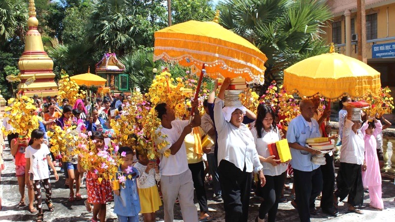 Du khách đổ về chùa đông dịp Tết Chaul Chnam Thmey.