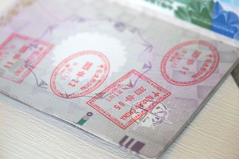 Hải quan Trung Quốc sẽ đóng dấu xuất nhập cảnh lên passport của bạn sau khi bạn nhập cảnh thành công.