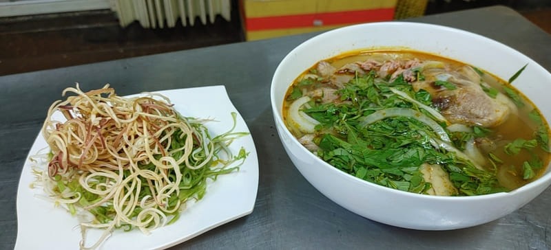 Bún bò số 7 trên đường Phạm Văn Đồng, điểm hẹn quen thuộc cho tín đồ bún bò. (Ảnh: Tân Võ Minh)