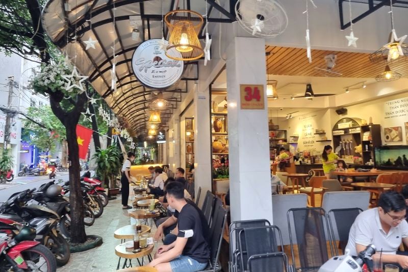 Trung Nguyên E-Coffee (Bàu Cát 1) mang đến không gian mở, kết hợp trình chiếu trực tiếp các trận bóng hấp dẫn trên màn hình và máy chiếu lớn.