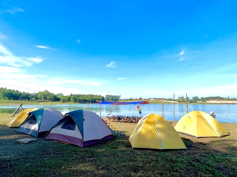 Hồ Trị An, điểm camping gần Sài Gòn thu hút giới trẻ với nhiều trải nghiệm thú vị. (Ảnh: Happy Camper)